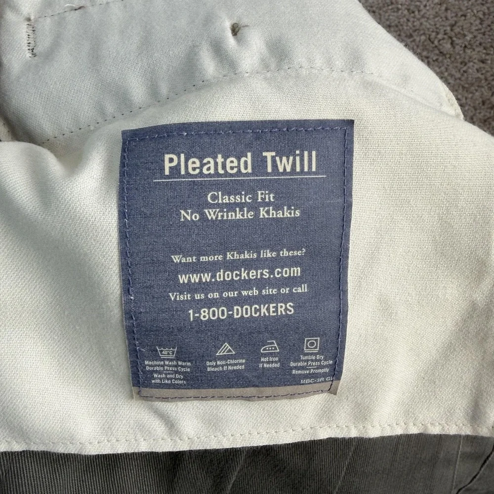 Vintage Dockers Pants Men 36x32 Green Pleated Twill Classic Fit No Wrinkle Khaki